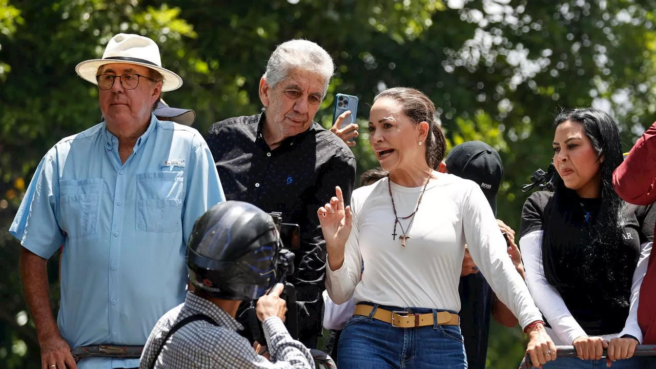 María Corina reaparece en público rodeada de manifestantes tras dos semanas escondida