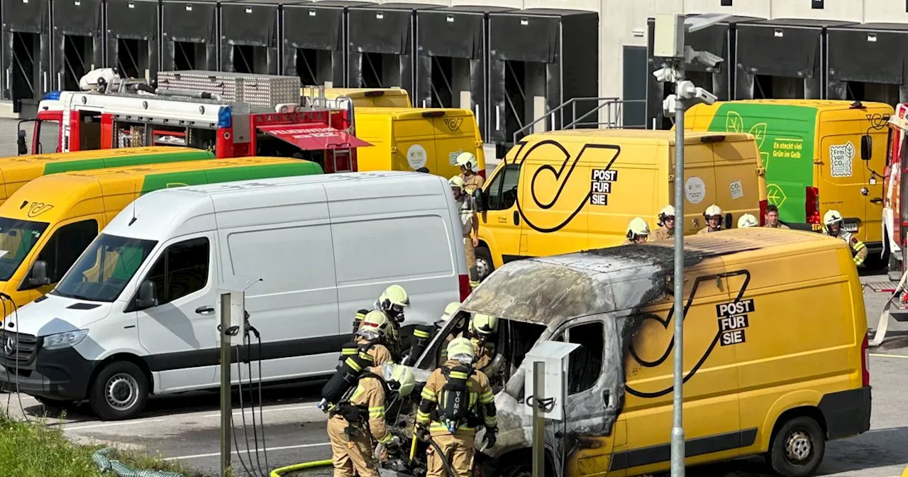 Postfahrzeug geriet in Vomp in Vollbrand, Ursache vorerst unklar