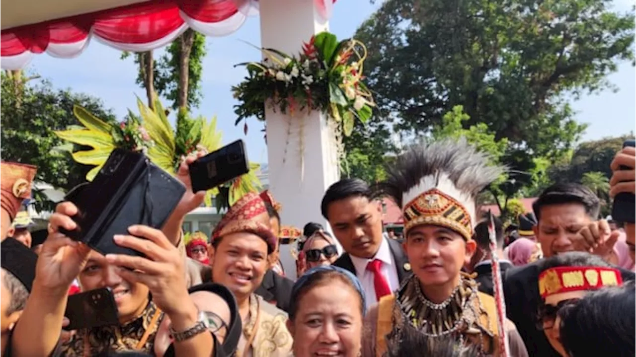 Gibran dan Jan Ethes Berbusana Adat Papua Berswafoto dengan Tamu Undangan di Istana Merdeka