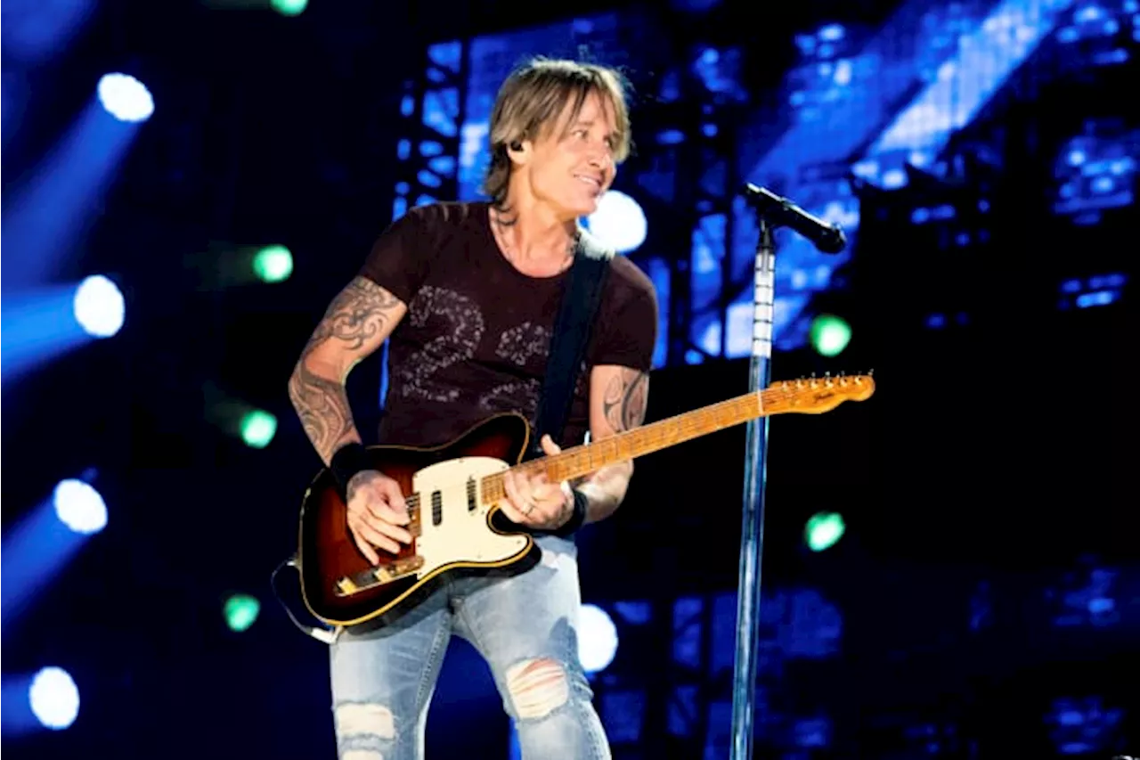 Keith Urban plays free pop-up concert outside a Buc-ee's store in Alabama