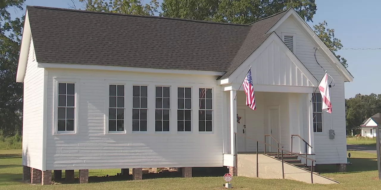 Cowarts mayor gives funding to Historic Dupree School