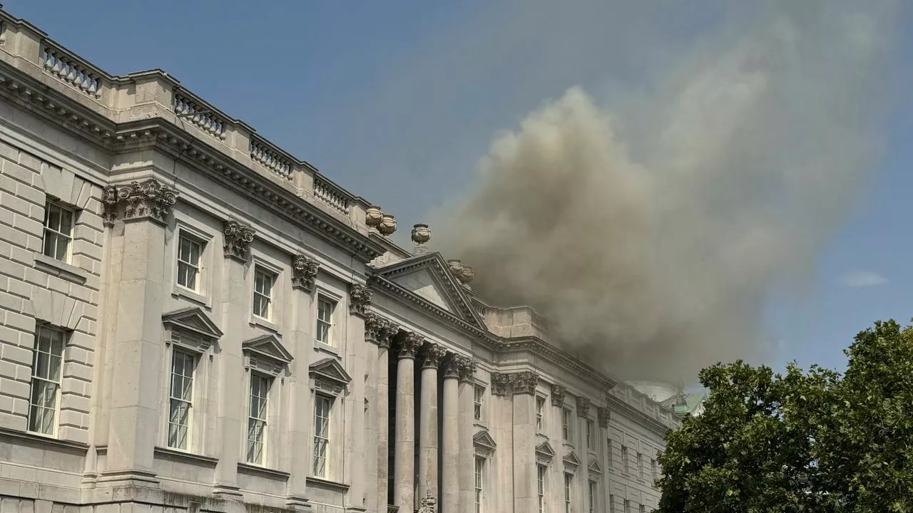 Historisches Gebäude: Brand in Somerset House in London