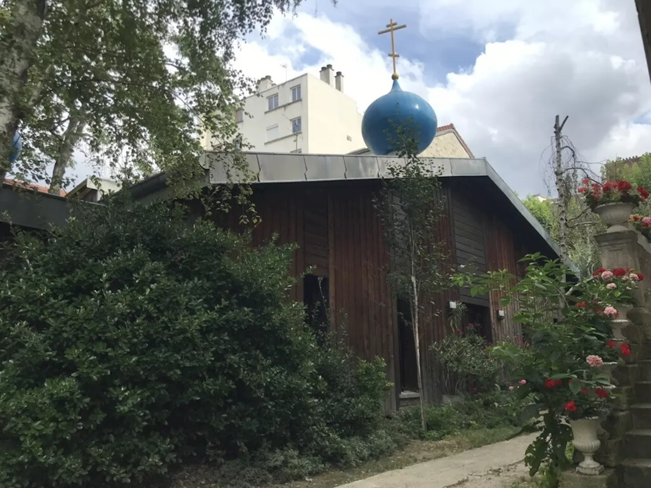 Ravagée par un incendie, la 'plus petite église' de Paris sauvée par ses paroissiens