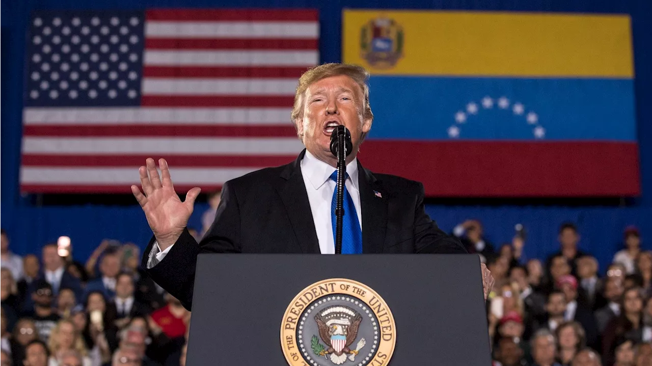 Trump recibe a un venezolano en el escenario para hablar de los 'peligros del socialismo'