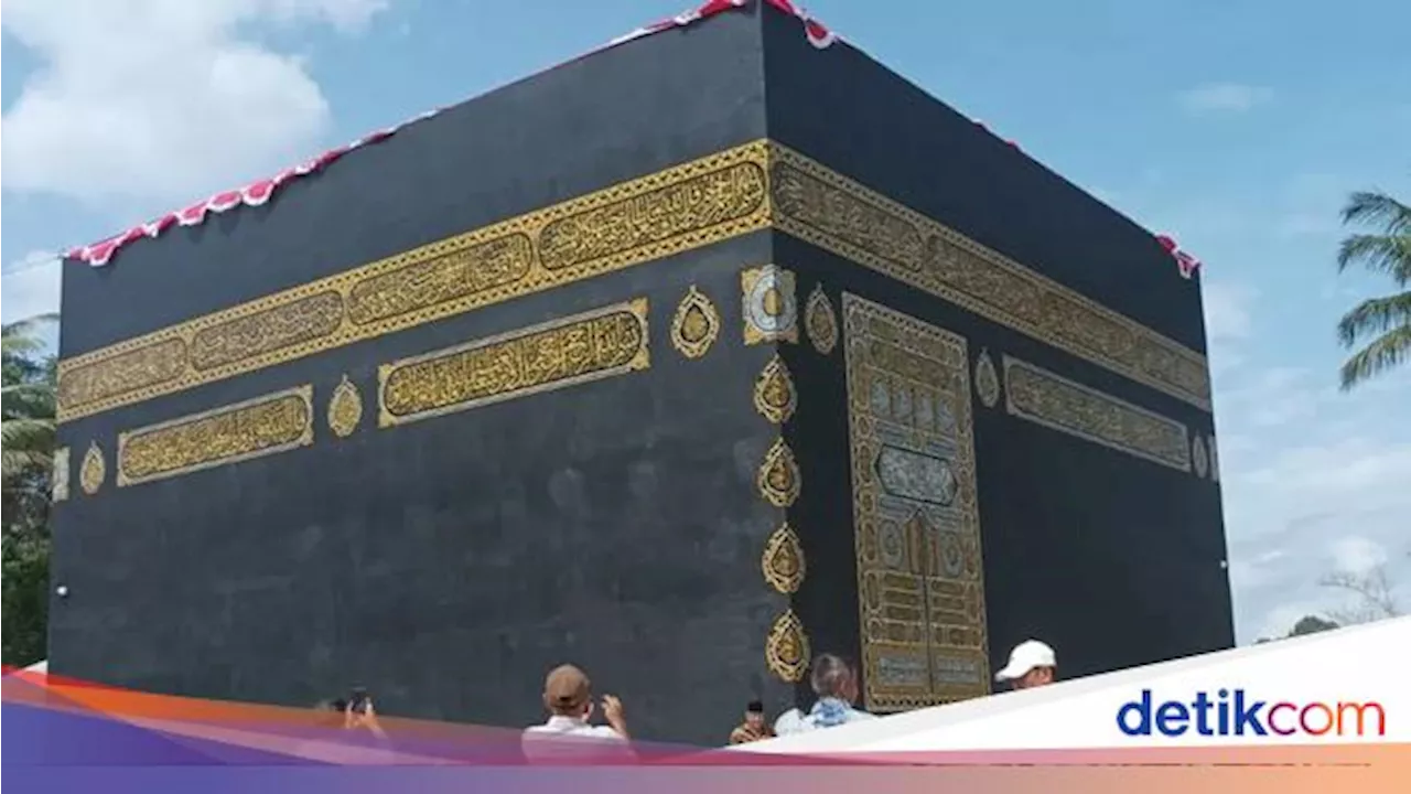 Uniknya Masjid Berbentuk Ka'bah di Sumbar, Dilengkapi Hajar Aswad Tiruan