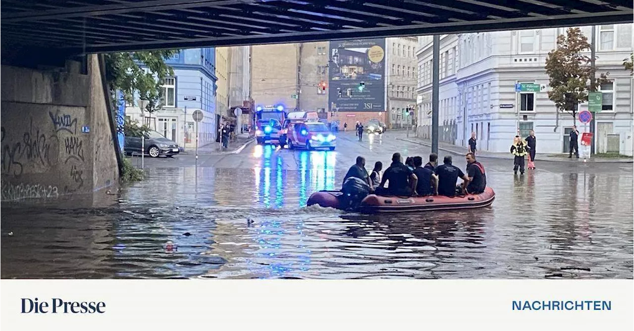 Unwetter in Wien: Wassermassen drücken Frau unter Bus, Mann muss aus Auto gerettet werden