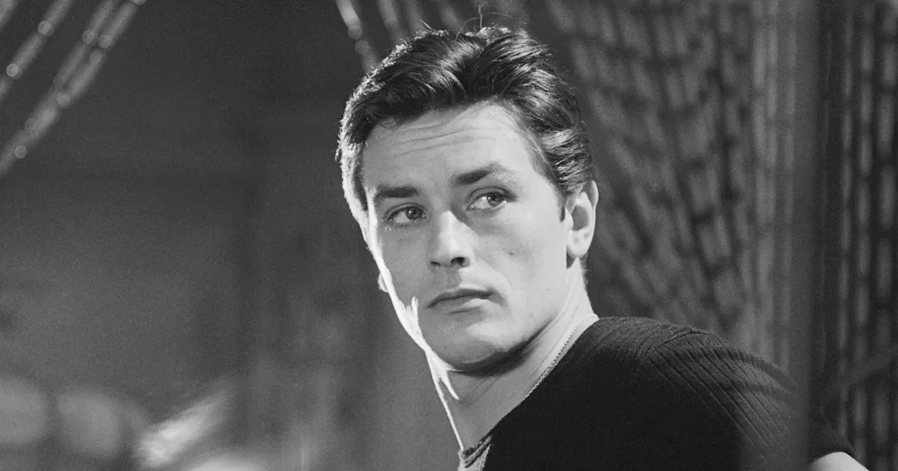 È morto Alain Delon, addio all’icona del cinema “dolce e crudele”