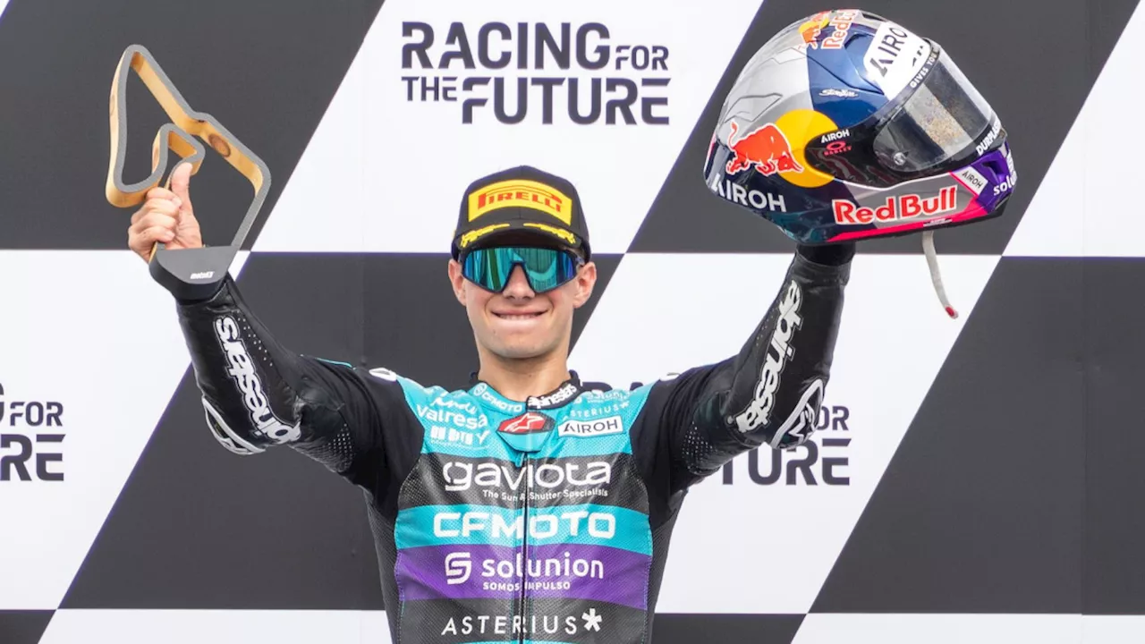 El colombiano David Alonso logró su séptima victoria del año en Moto3