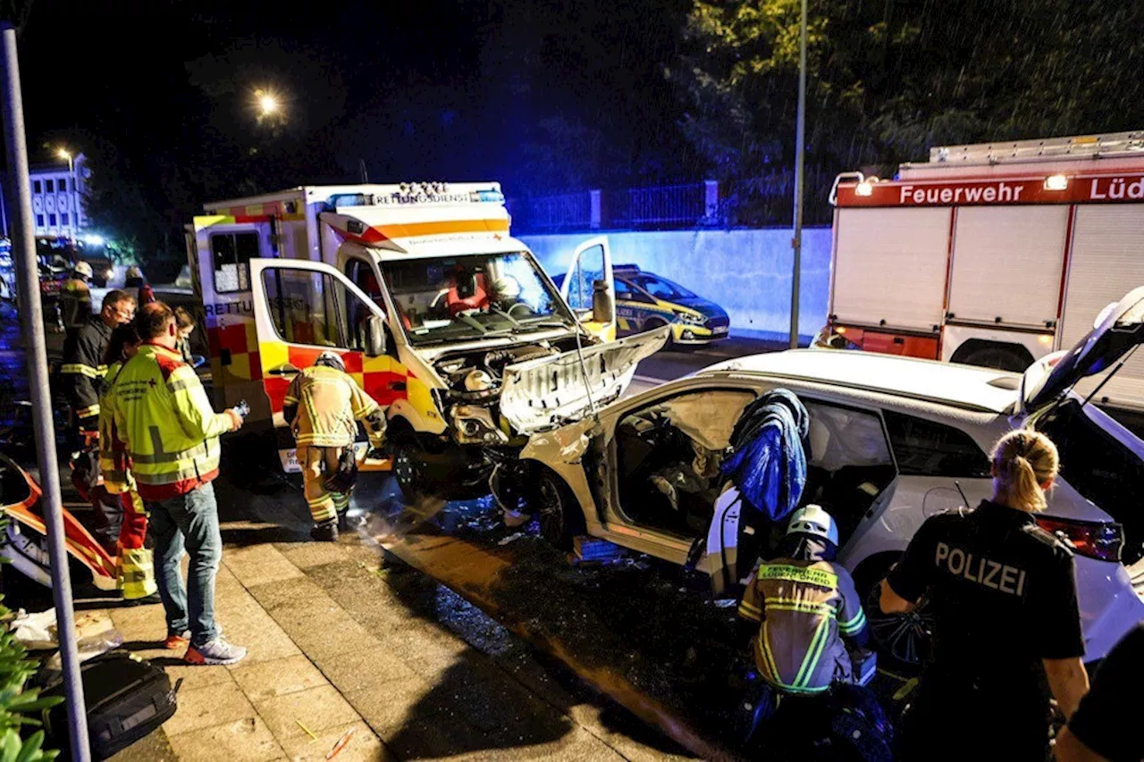 NRW: Frau kracht mit drei Kindern (1,4,5) frontal in Rettungswagen