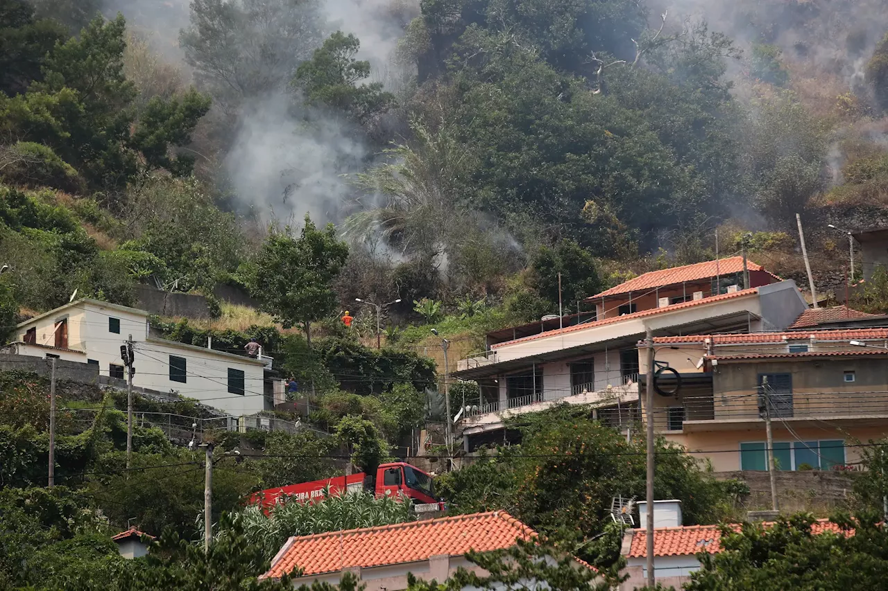 Madeira: Fogo está perto de habitações na Serra de Água e estão a ser retirados moradores