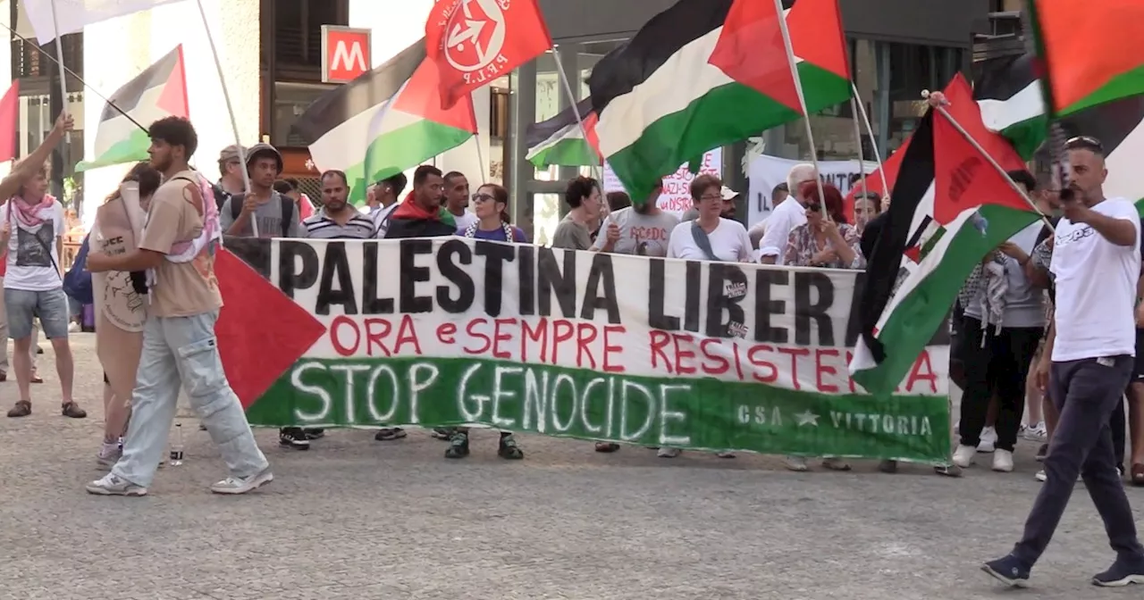 Milano, 45esimo sabato di presidio a sostegno della Palestina: “Governo complice del genocidio,…