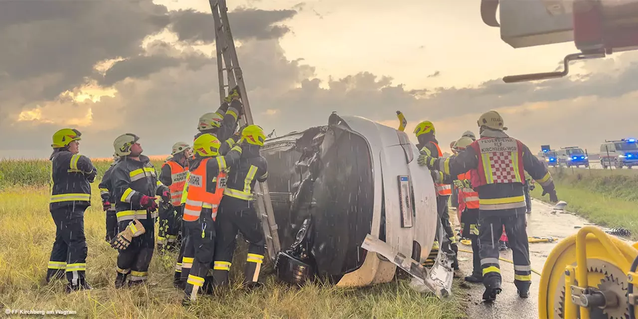 Nö: Tesla auf S5 bei Kirchberg am Wagram schwer verunfallt → Lenker in schwer verformten Fahrzeug eingeklemmt