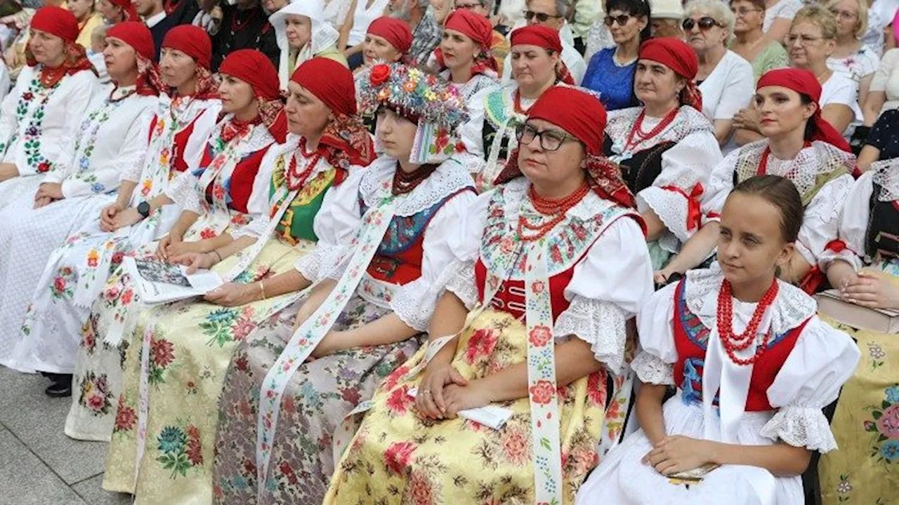 Pope encourages women on Polish pilgrimage to joyful witness