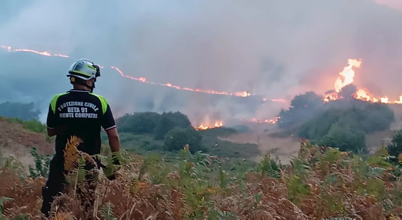 Monte Compatri, enorme incendio sul Monte Tuscolo: le fiamme sfiorano le abitazioni