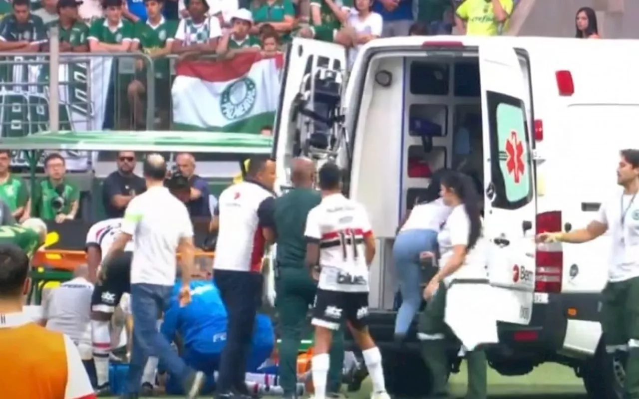 Lateral do São Paulo cai de cabeça no chão e deixa clássico paulista de ambulância