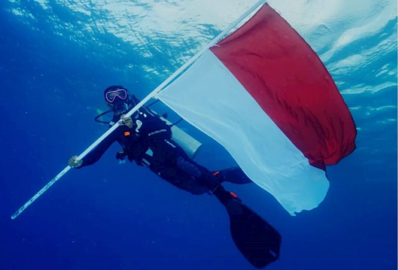 Pertamina Gelar Pengibaran Bendera Bawah Laut hingga Pemberian Beasiswa