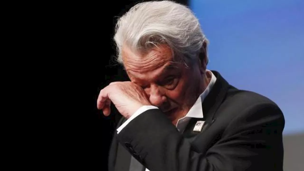 Cannes, le lacrime di Alain Delon nel 2019 per la Palma d'oro alla carriera: 'È difficile durare e andarsene'