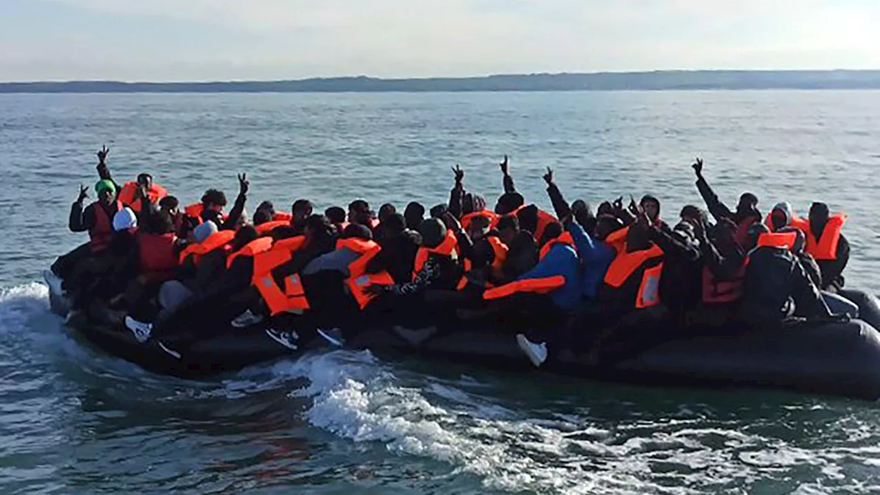 Nearly 500 migrants cross English Channel in a single day