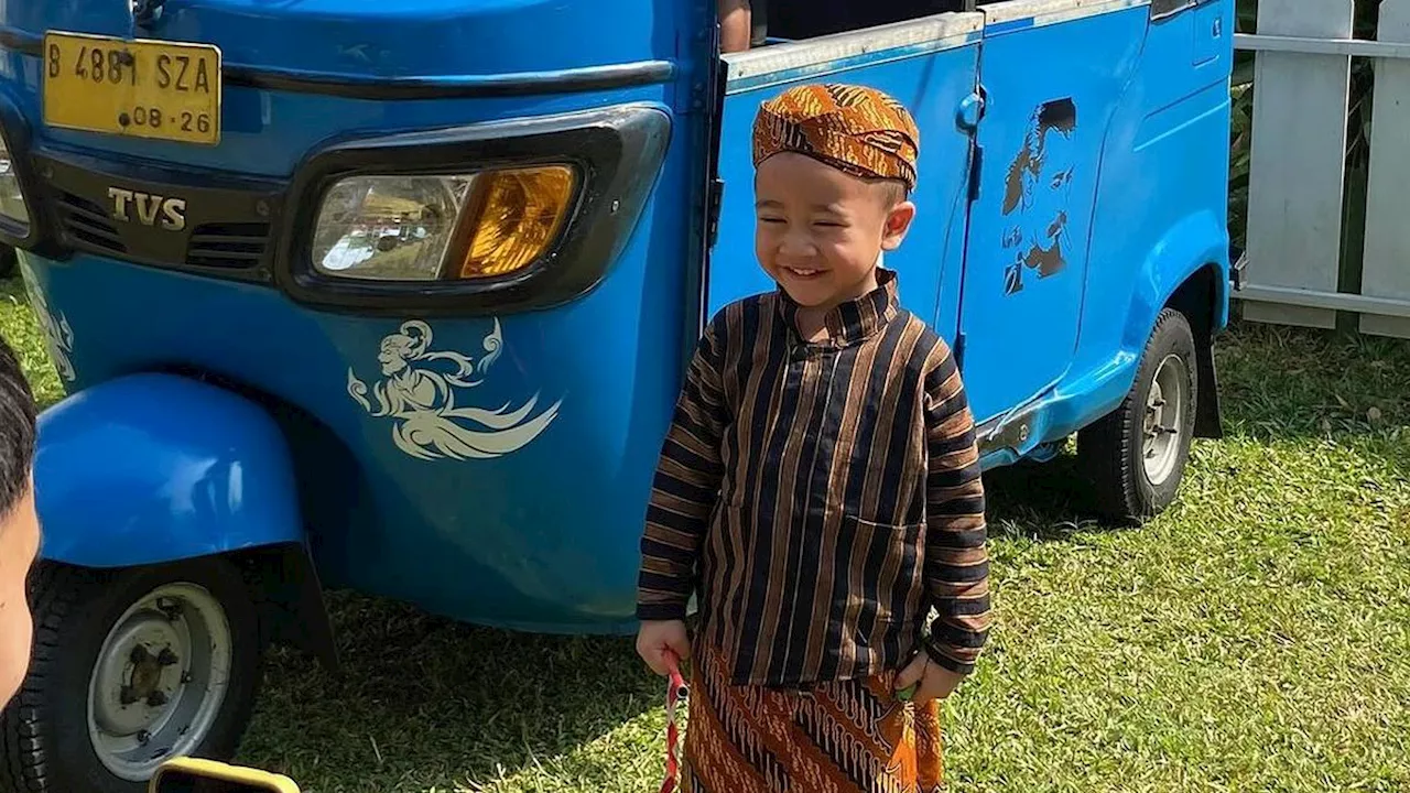 Potret Rayyanza Cipung Tampil Menggemaskan dengan Baju Lurik Jawa di Perayaan 17-an Sekolah