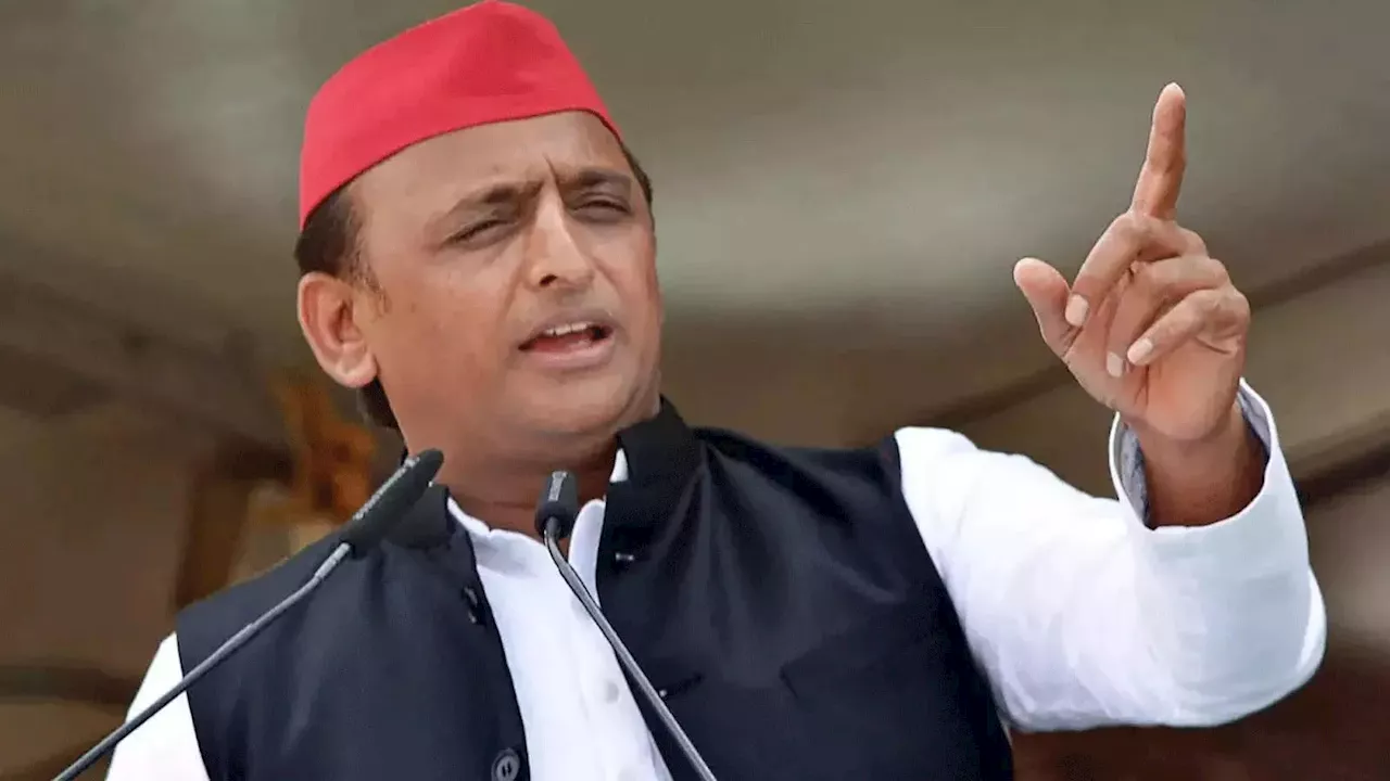 Akhilesh Yadav: रक्षाबंधन के मौके पर अखिलेश यादव को महिलाओं ने बांधी राखी, खिलाई मिठाई