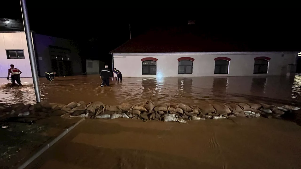 Nicht schon wieder! 32 Feuerwehren rückten zu Hochwasser aus