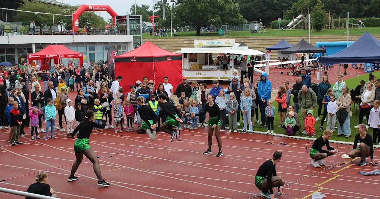 Ferienfinale von Radio Hochstift im Ahorn-Sportpark: Besucher trotzen dem Regen in Paderborn