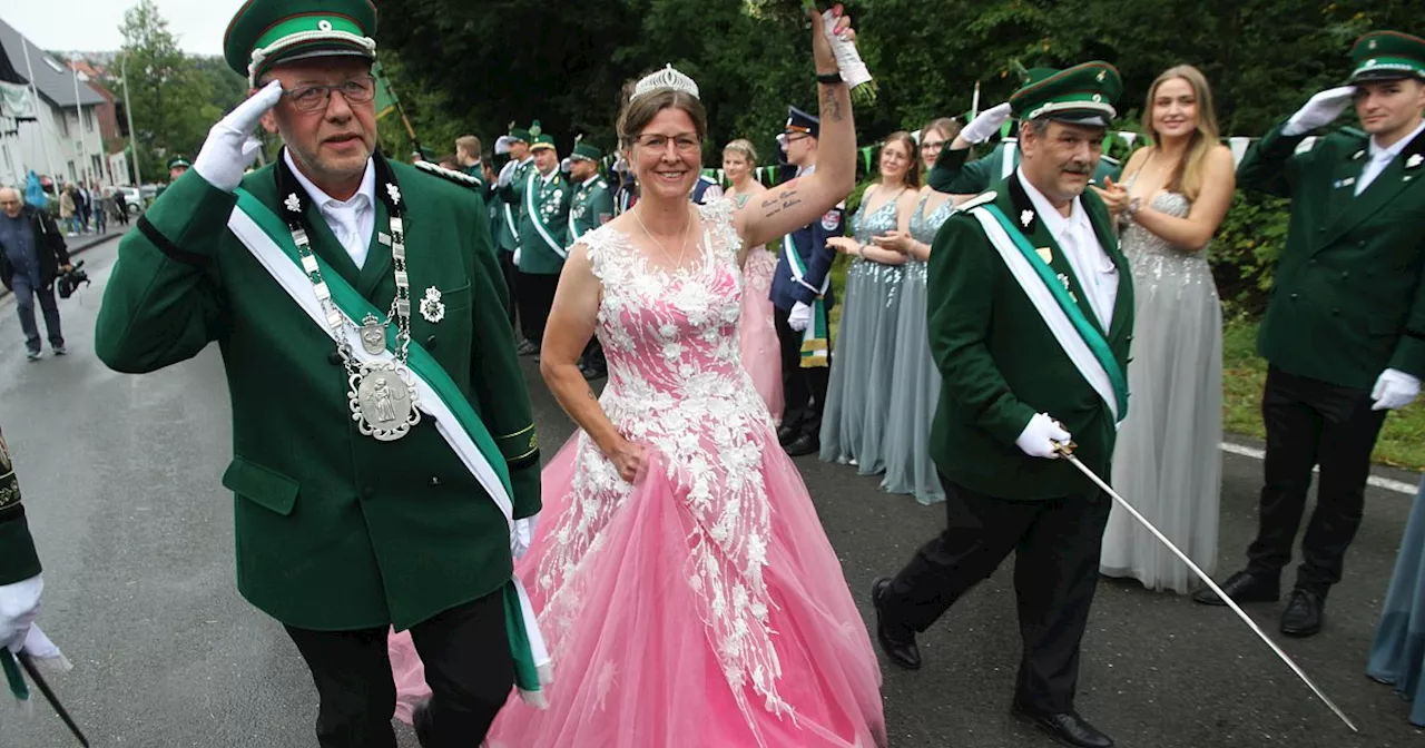 Königinnen-Kleid setzt pinken Farbtupfer beim Schützenfest in Niederntudorf