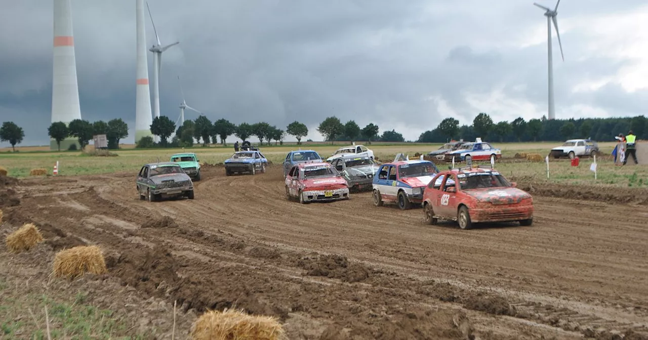 Motorenlärm auf der Acker-Rennstrecke beim Autocross in Lichtenau