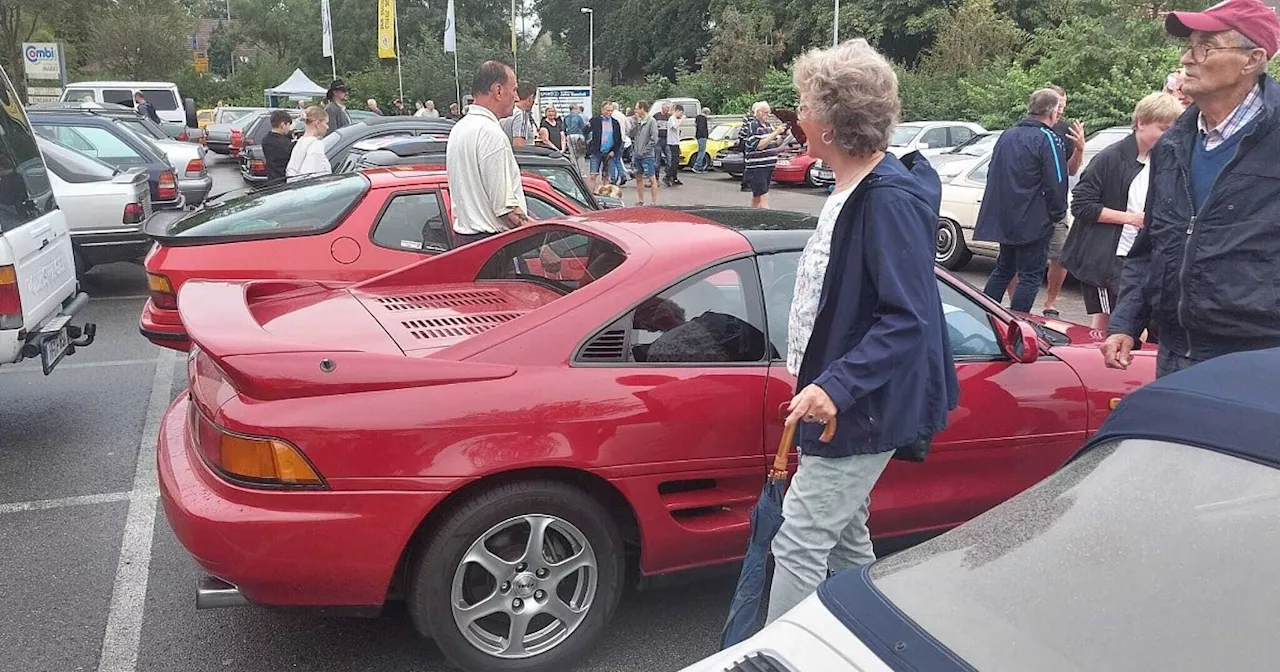 Trotz des regnerischen Starts: Viele Liebhaber alter Autoschätzchen beim Oldtimertreffen in Bünde