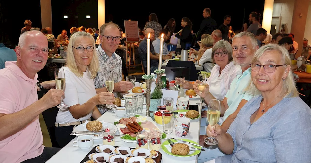 Trotz Nieselregen gute Laune: Löhner Bürgerbrunch zieht kurzerhand in die Werretalhalle