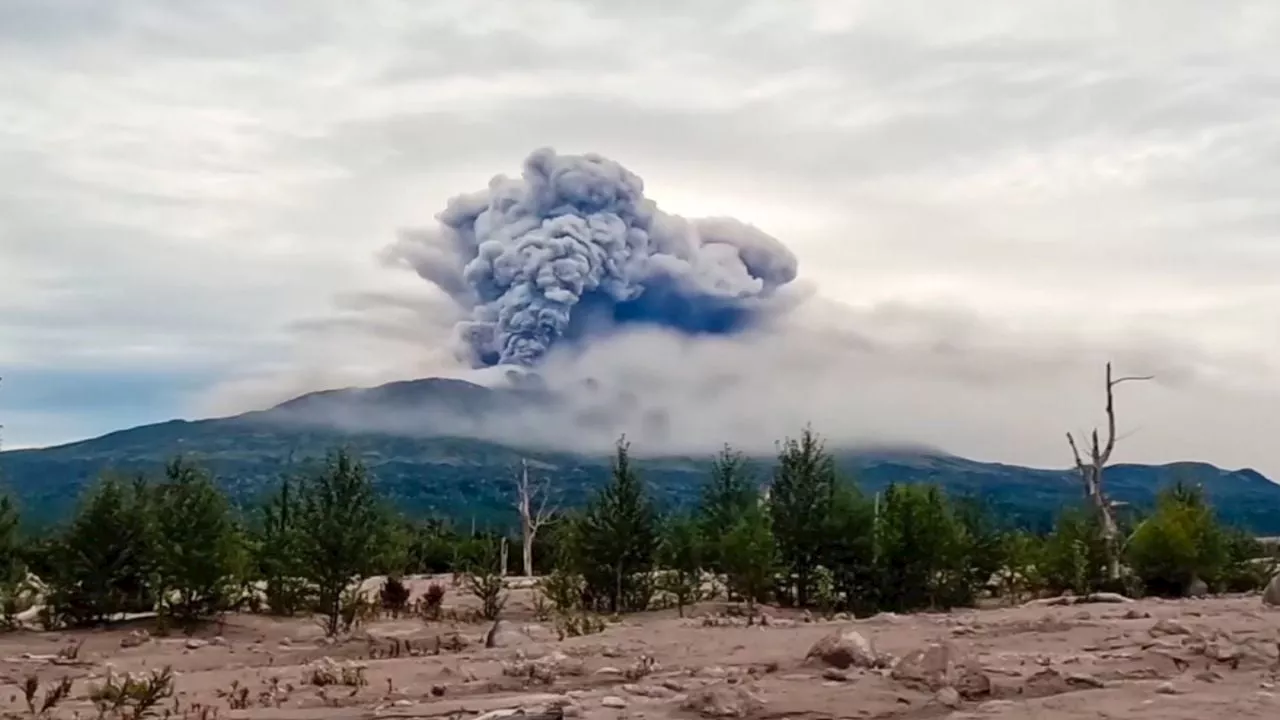 Volcán registra erupción tras fuerte sismo al este de Rusia; advierten sobre otro mayor