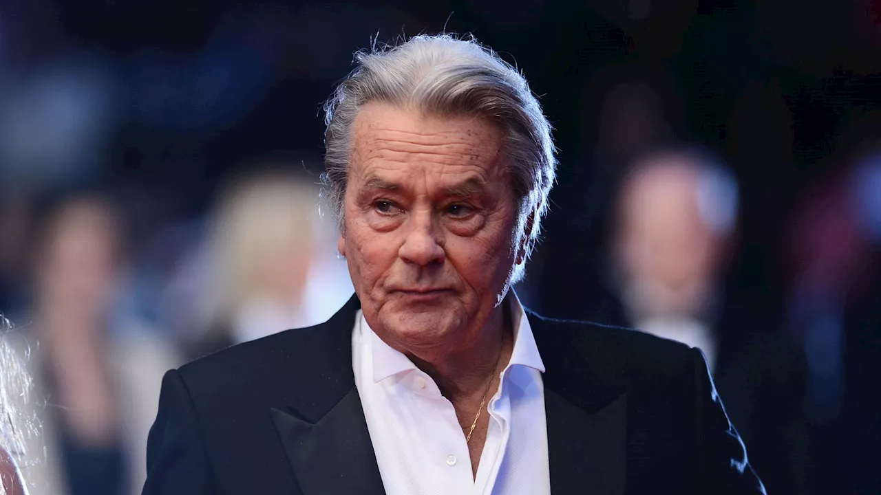 Fans nehmen von Schauspiellegende Alain Delon (†88) Abschied