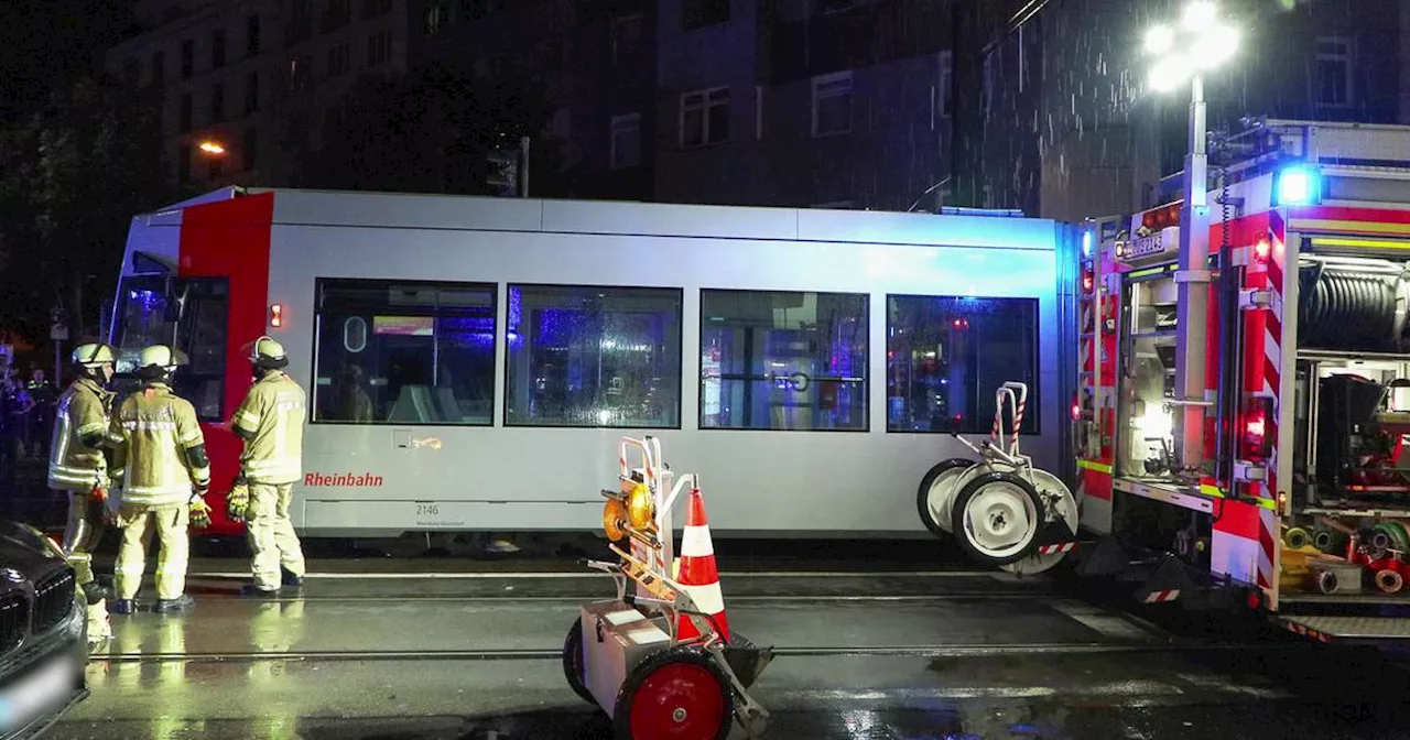 Graf-Adolf-Straße in Düsseldorf: Unfall mit Straßenbahn - zwei Menschen schwer verletzt