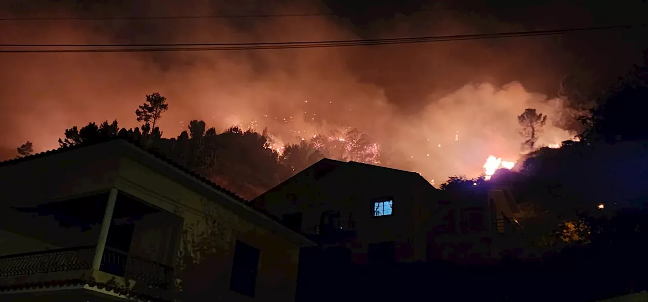 Chamas aproximam-se de habitações na Serra da Água