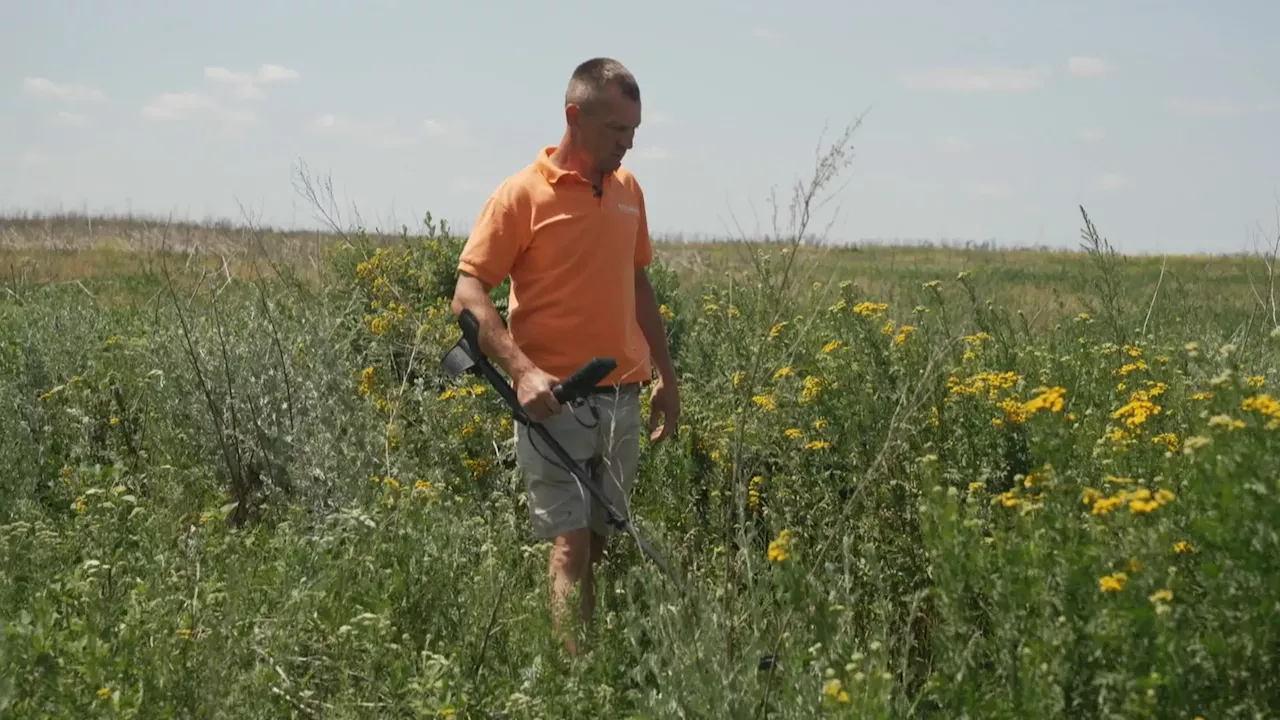 No campo onde costumava semear cereais, Ihor Knyazev faz agora a desminagem