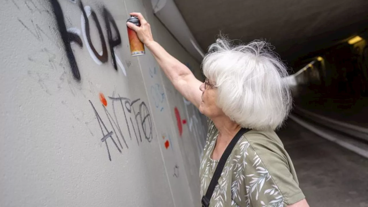 Engagement gegen rechts: Kein Pardon für Rassisten: 78-Jährige greift zur Spraydose