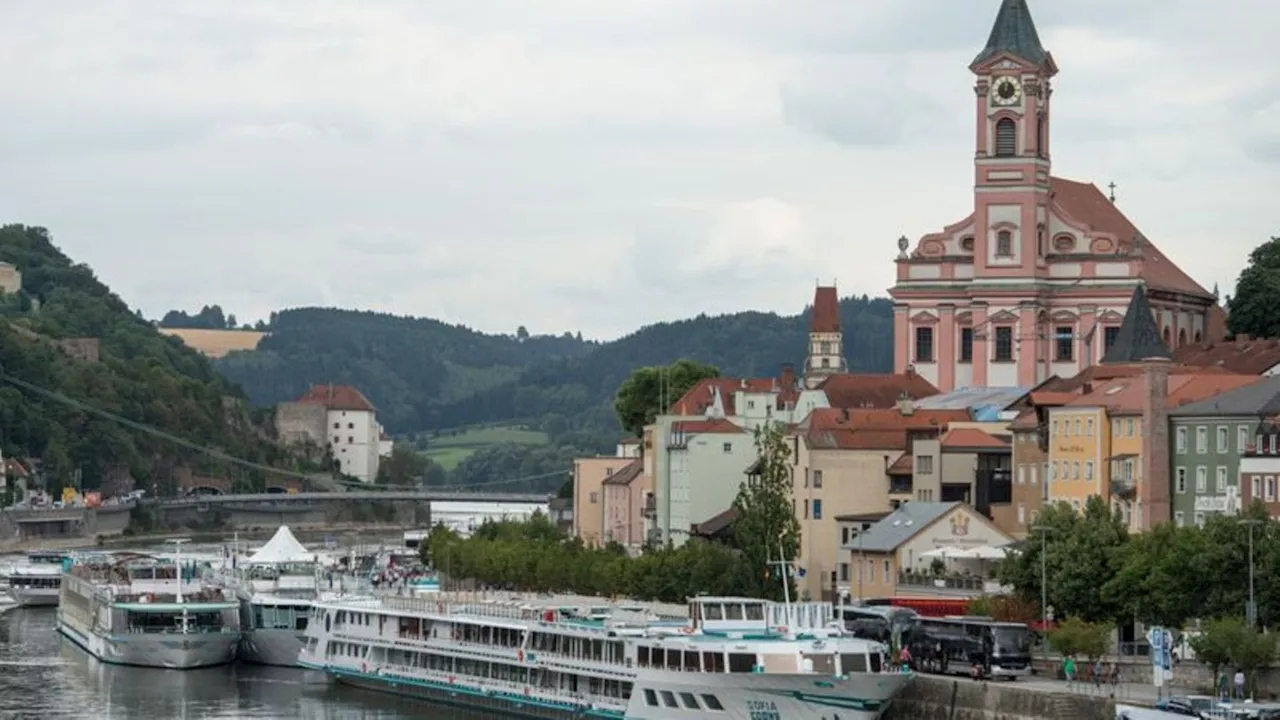 Sinkendes Boot: Boot sinkt auf Grund der Donau - Bergung am Montag