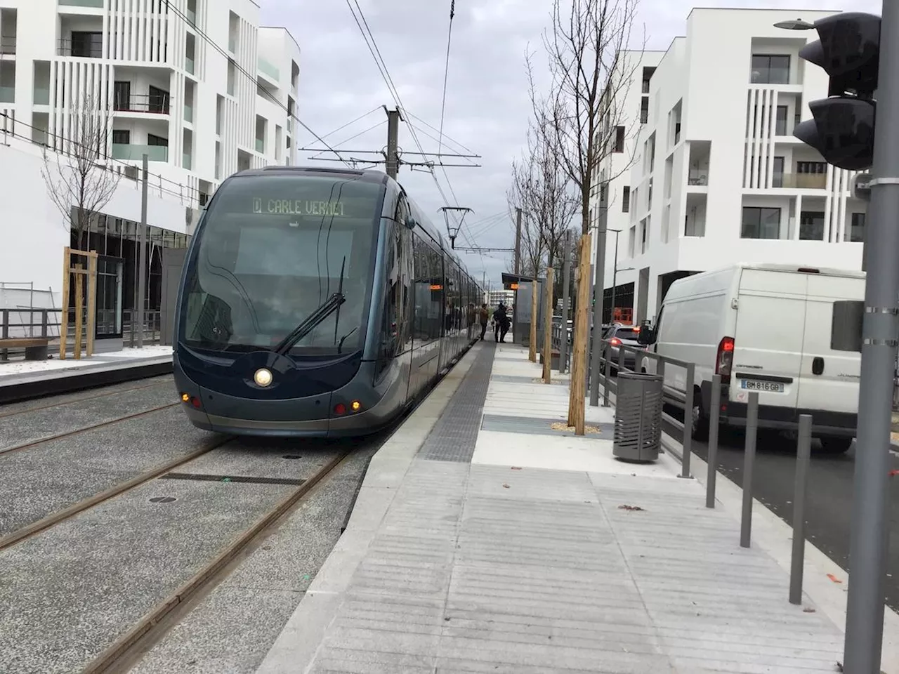 Le Bouscat : des conseillers de TBM sur le parvis de la médiathèque pour préparer la rentrée