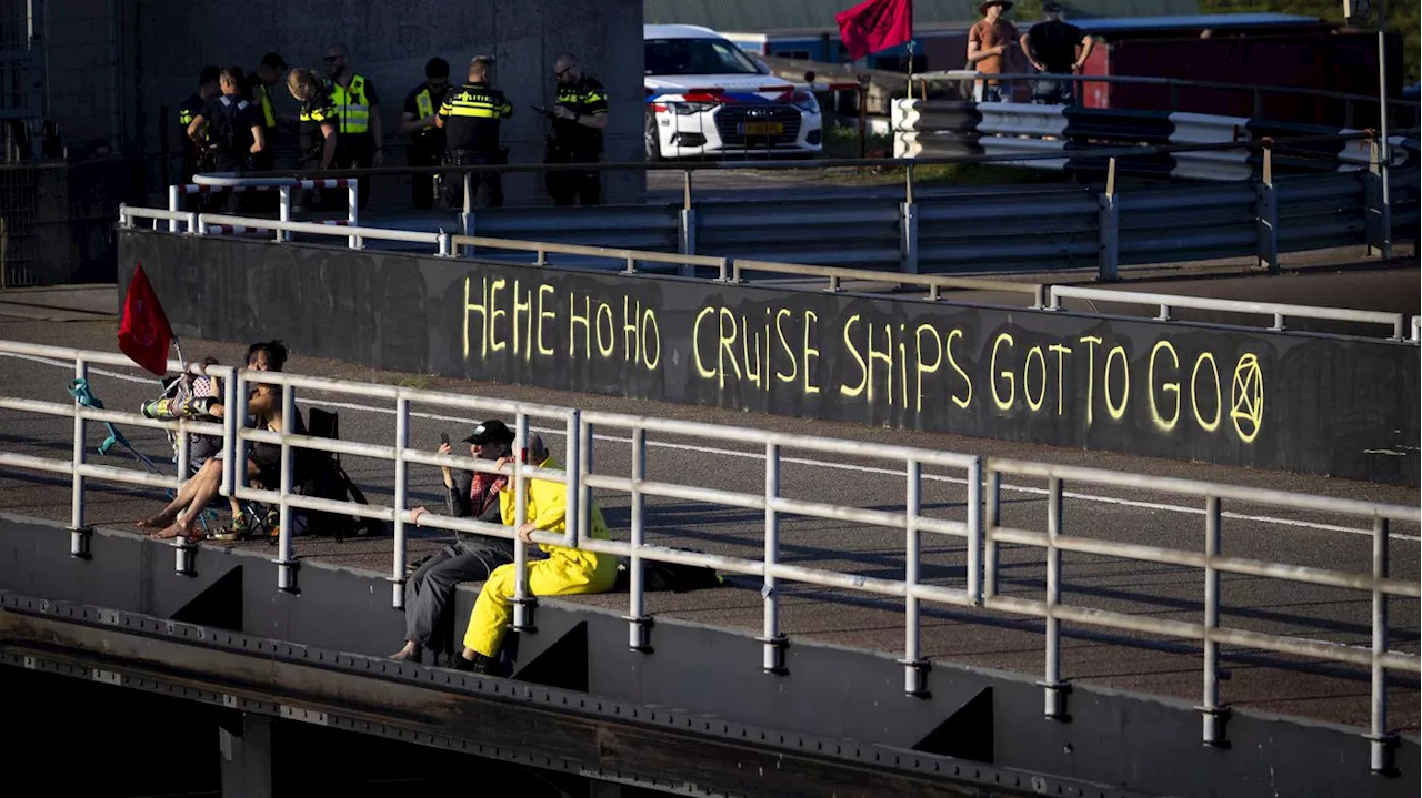 „Stoppt die Kreuzfahrtschiffe“: Klimaaktivisten blockieren Hafeneinfahrt nach Amsterdam