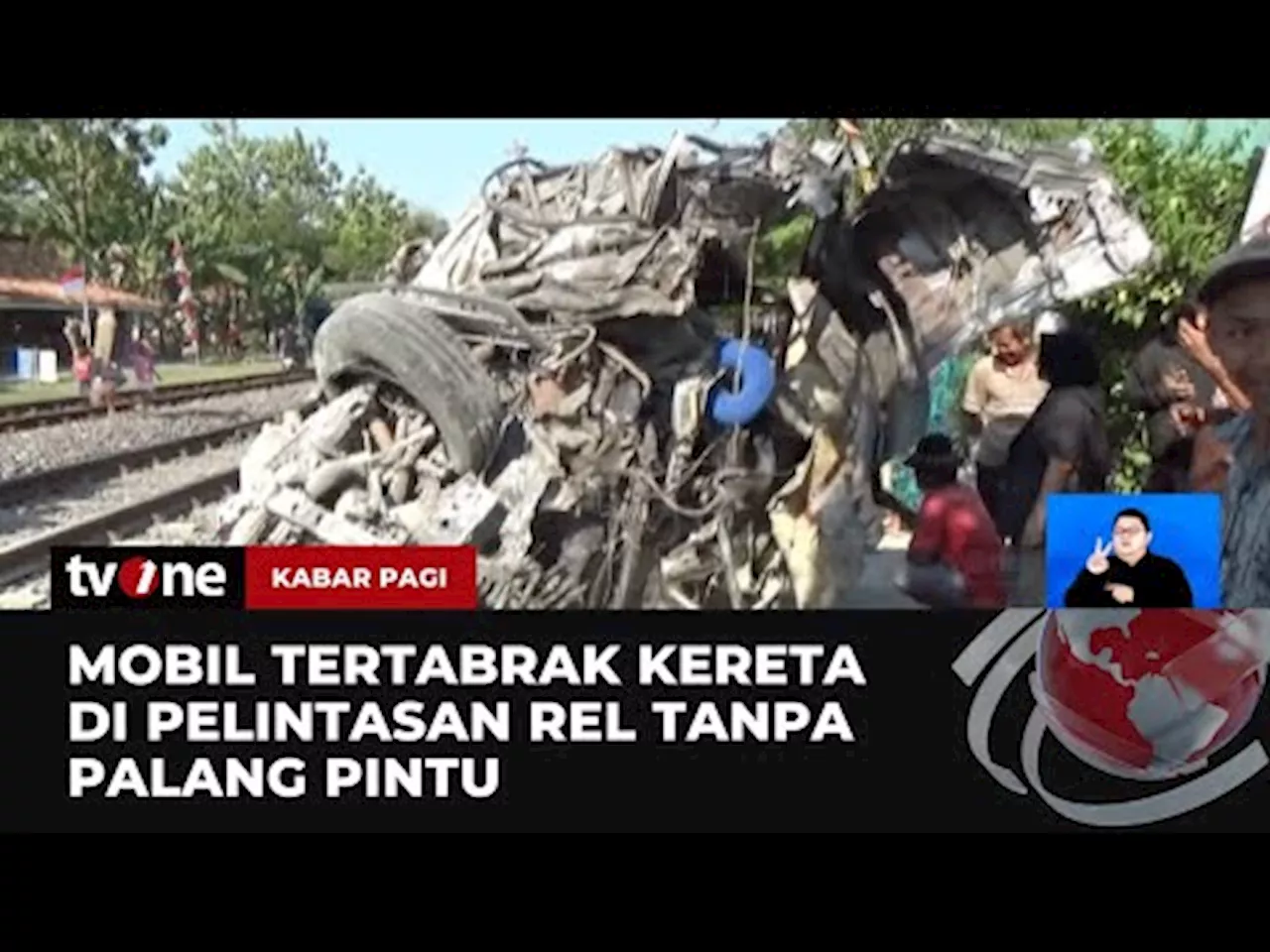 Detik-detik Mobil Tertabrak Kereta hingga Ringsek Parah