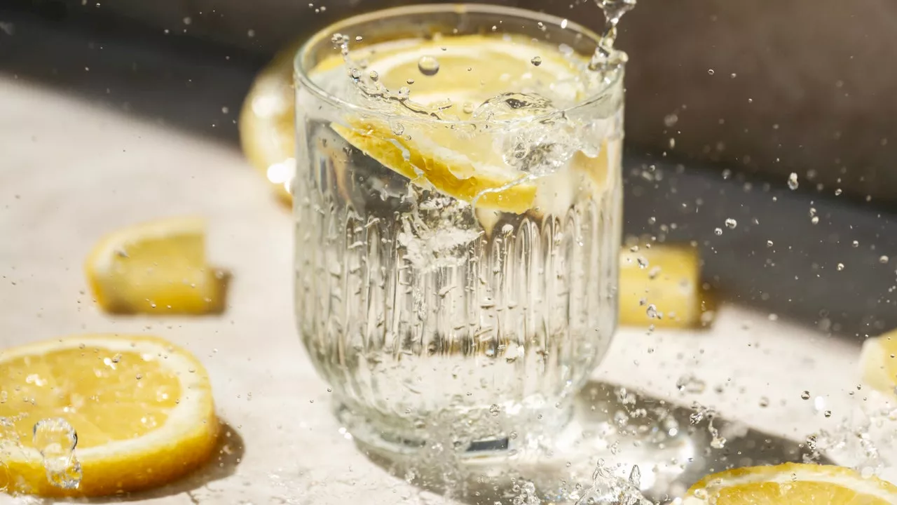 5 Reasons Why Lemon Water is The Perfect Start to Your Day