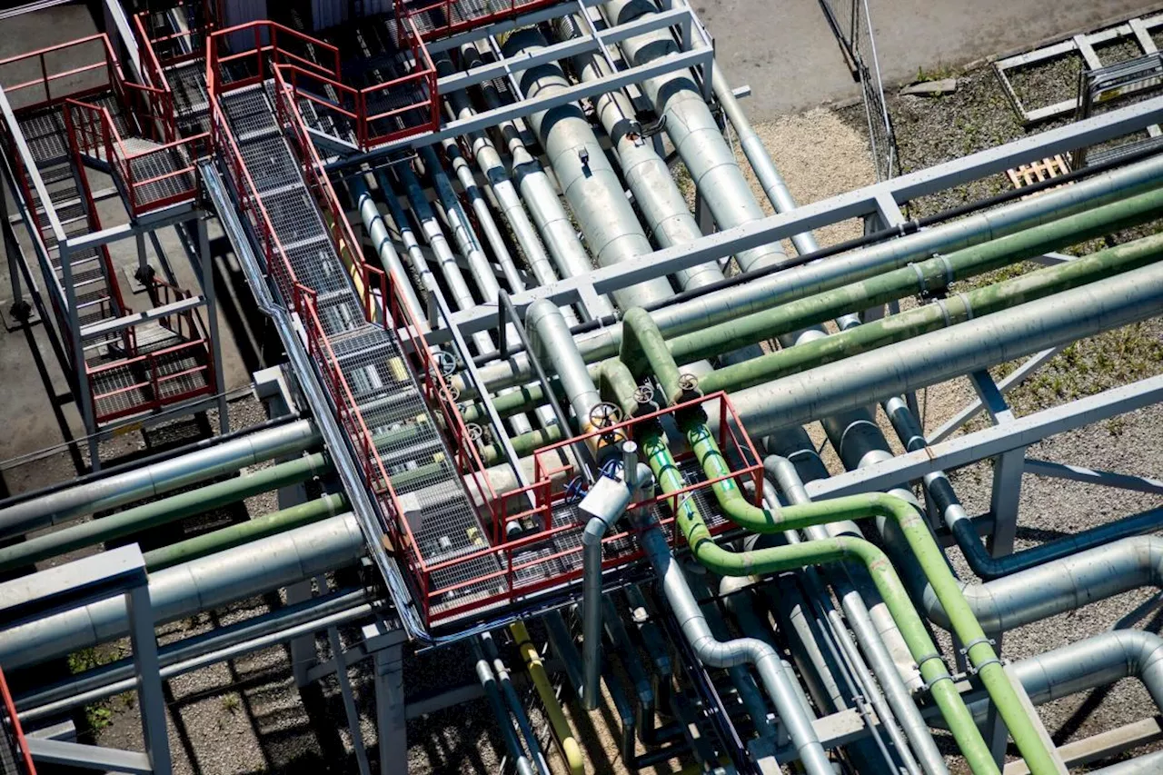 Oil Declines at Week’s Open With Gaza Talks and China in Focus