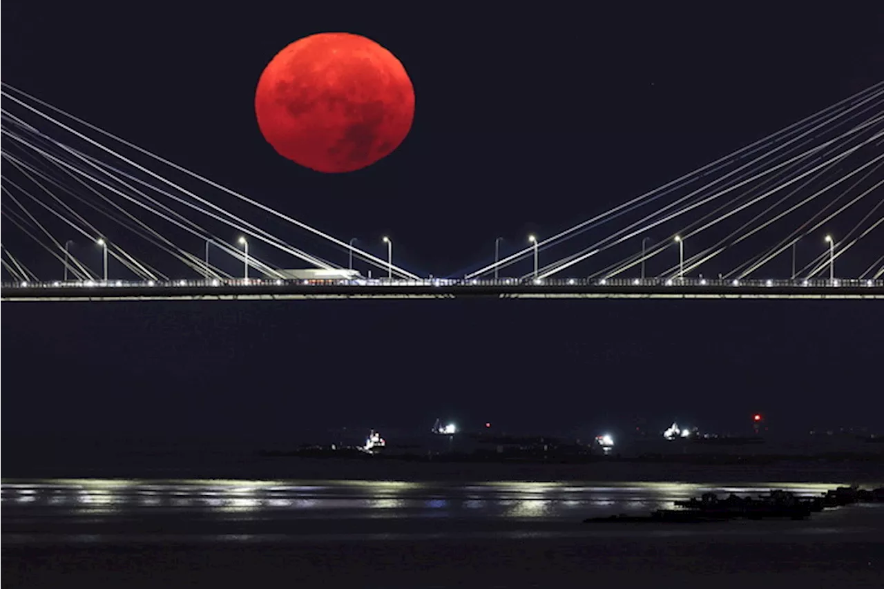 la prima Superluna dell'anno a Vigo, in Spagna