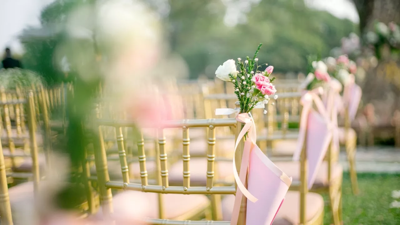 Miss Manners: Wedding seating arrangements for extended family