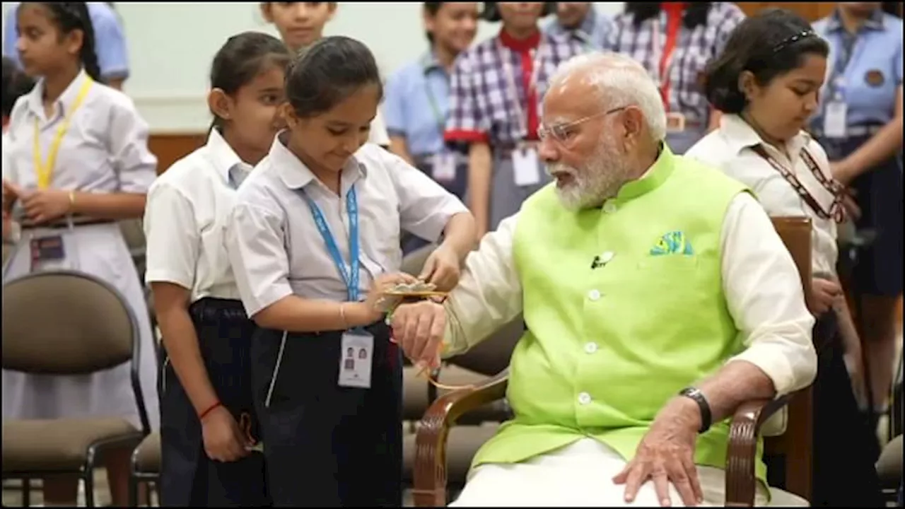 Rakshabandhan: पीएम मोदी ने छात्राओं के साथ मनाया रक्षाबंधन, राखियों से भर गई प्रधानमंत्री की कलाई, VIDEO