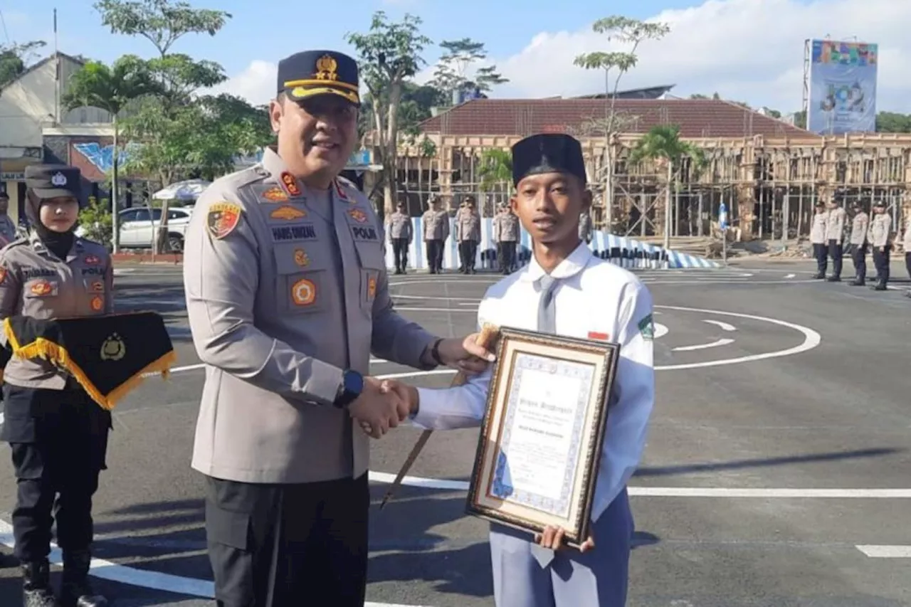 Polres Tasikmalaya beri penghargaan aksi siswa panjat tiang bendera