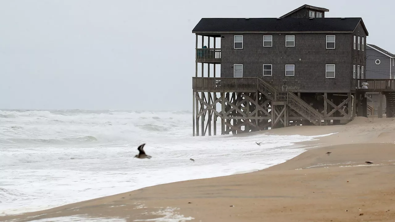 Ouragan Ernesto: les images impressionnantes d'une maison emportée par l'océan aux États-Unis