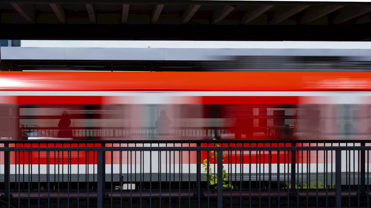 S-Bahn München: Stalker greift Frau an und bedroht Helfer