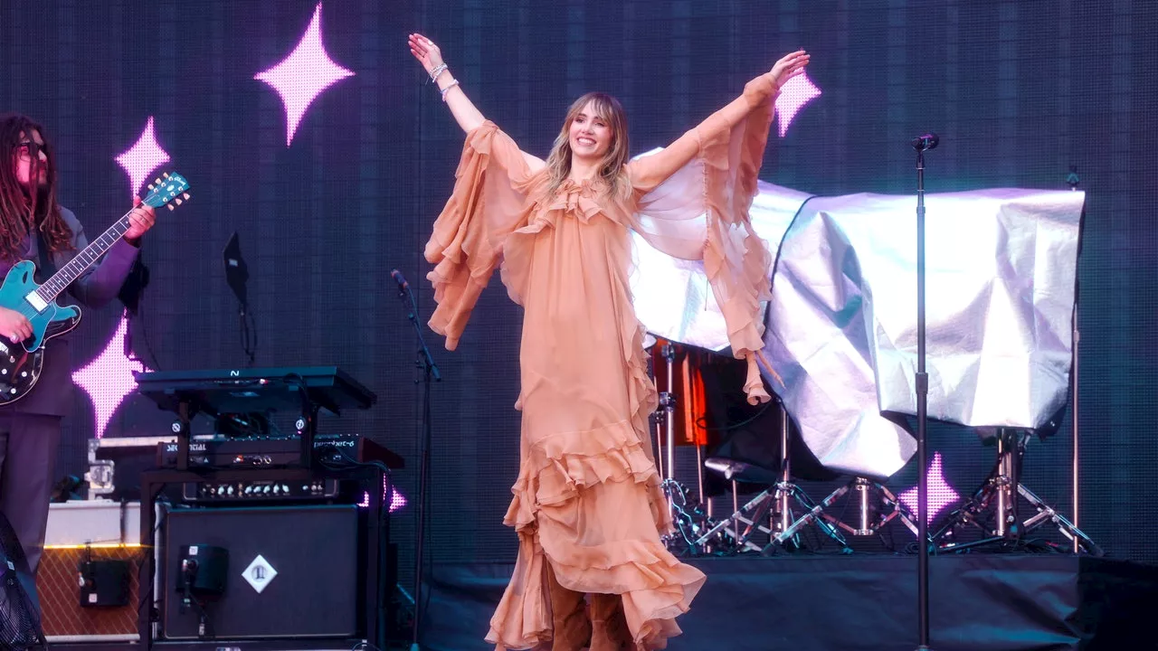 Suki Waterhouse Is The Ultimate Boho Girl As She Opens For Taylor Swift In London