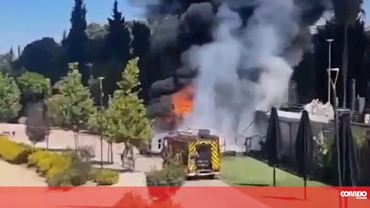 Incêndio destrói esplanada de bar junto ao rio Guadiana em Badajoz